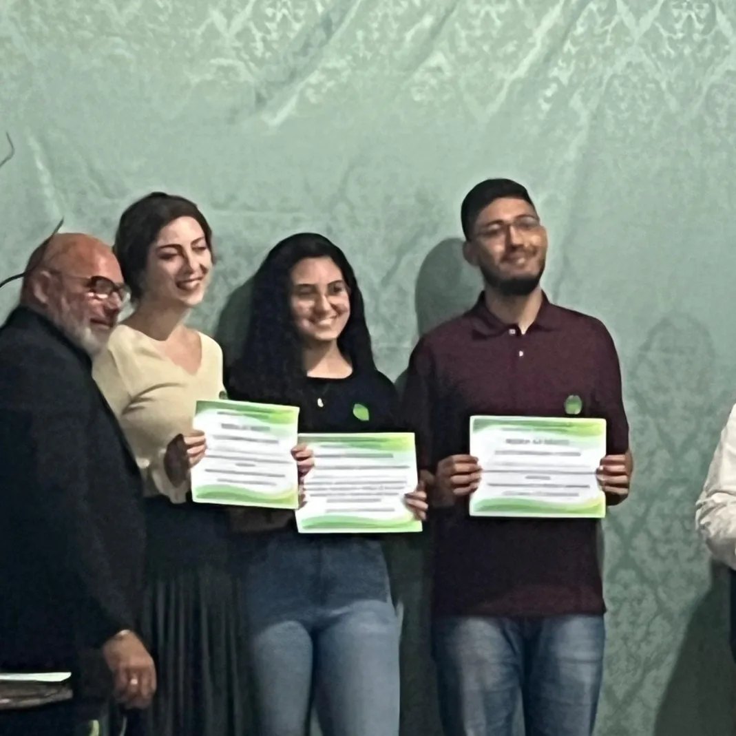Uris Serafim e colegas recebendo certificado de honra ao mérito da Associação de Moradores do bairro Tancredo Neves.