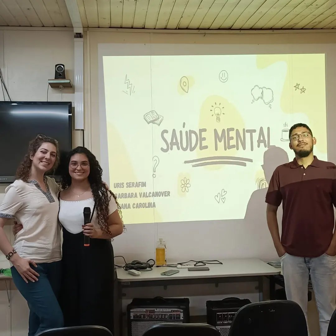 Uris Serafim durante palestra sobre saúde mental no Colégio Estadual Tancredo Neves.